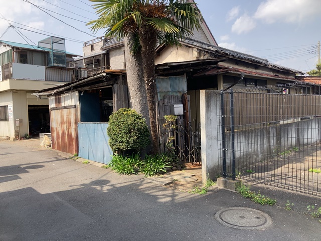 東京都調布市下石原の木造平屋建て家屋解体工事前の様子です。
